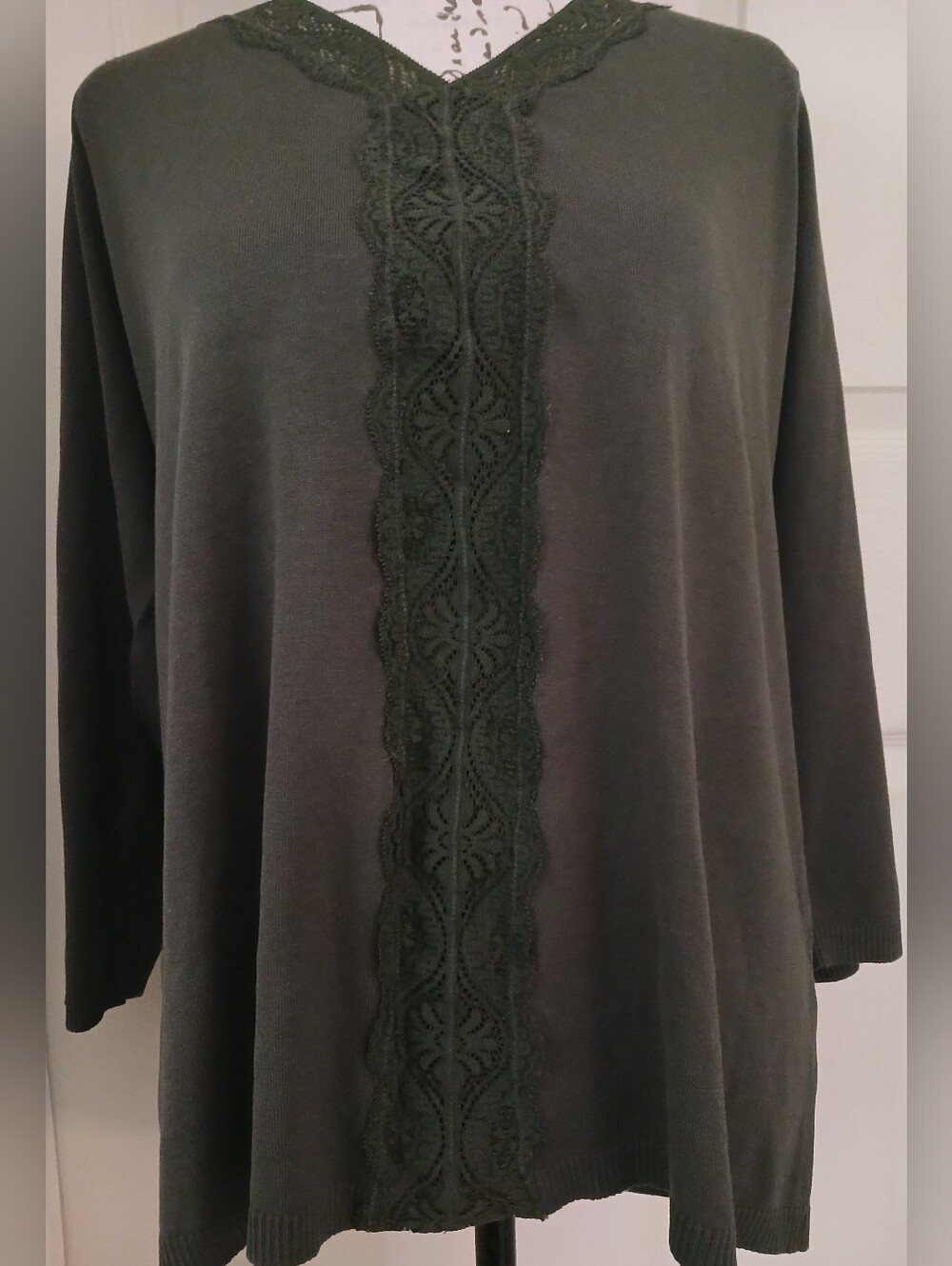 NWT August Silk Women's Dark Green V-Neck Top with Lace Trim